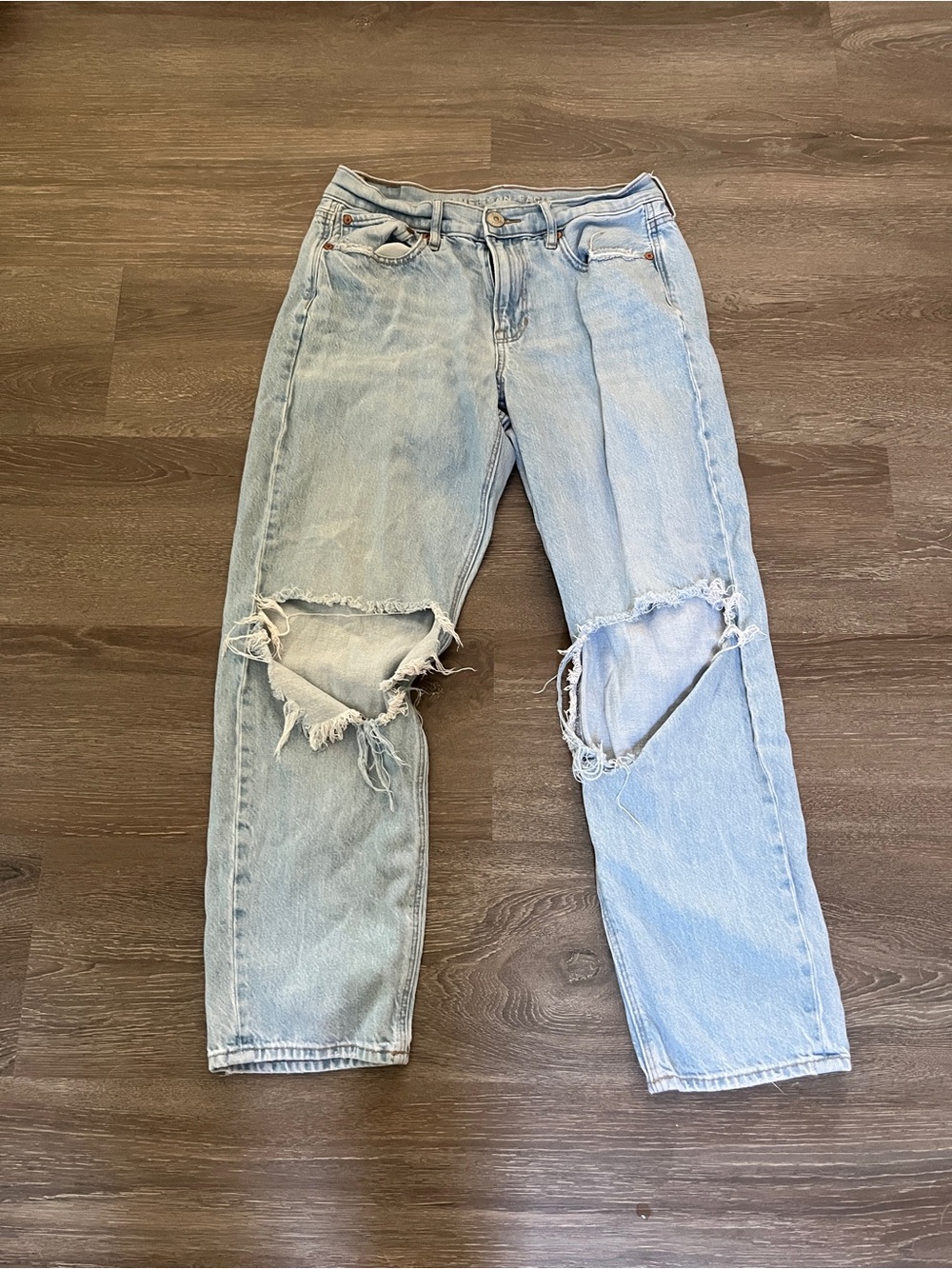 American Eagle Outfitters Light Wash Distressed 90s straight size 8 short